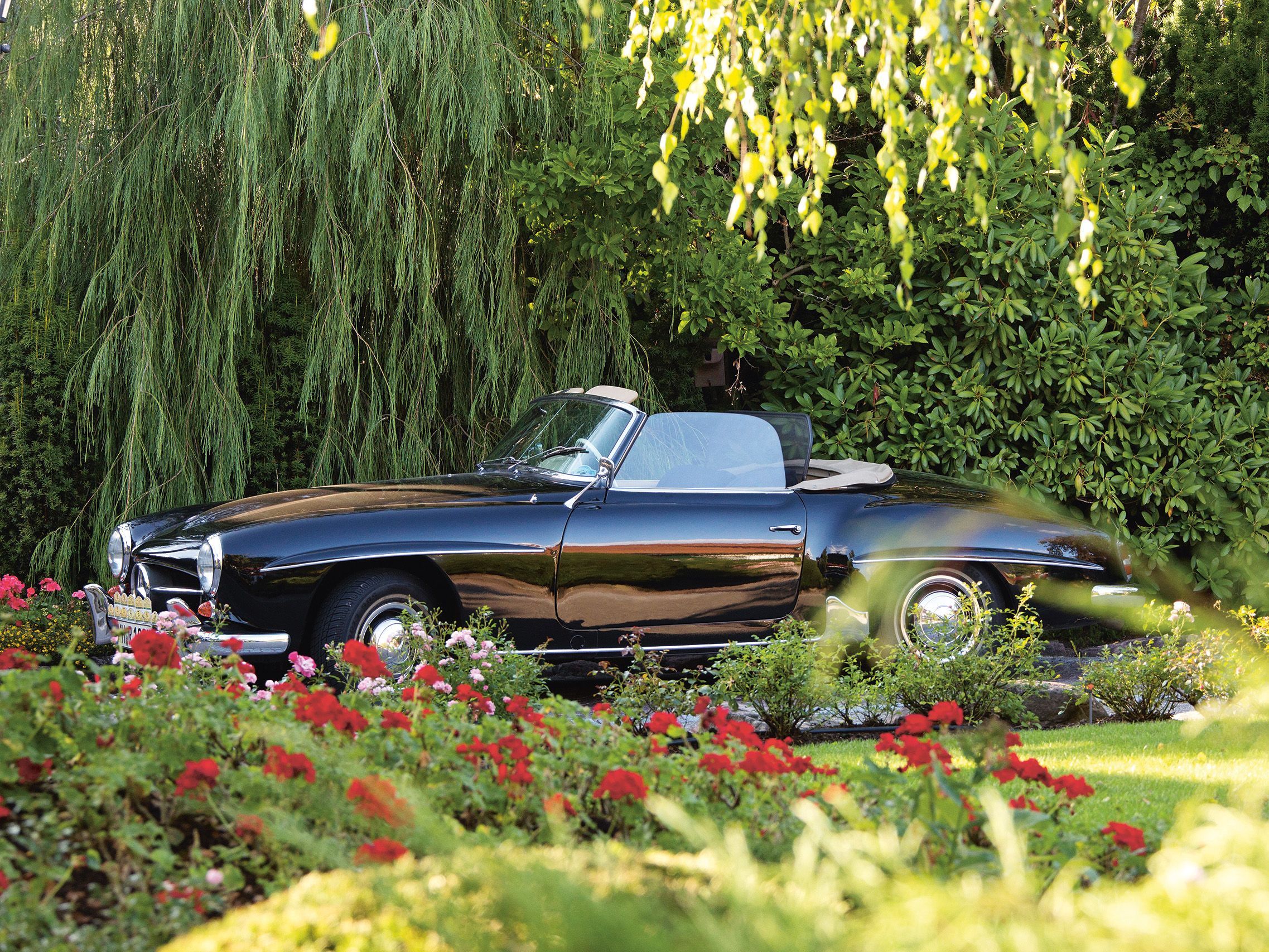 Aufnahme eines Oldtimers im Grünen