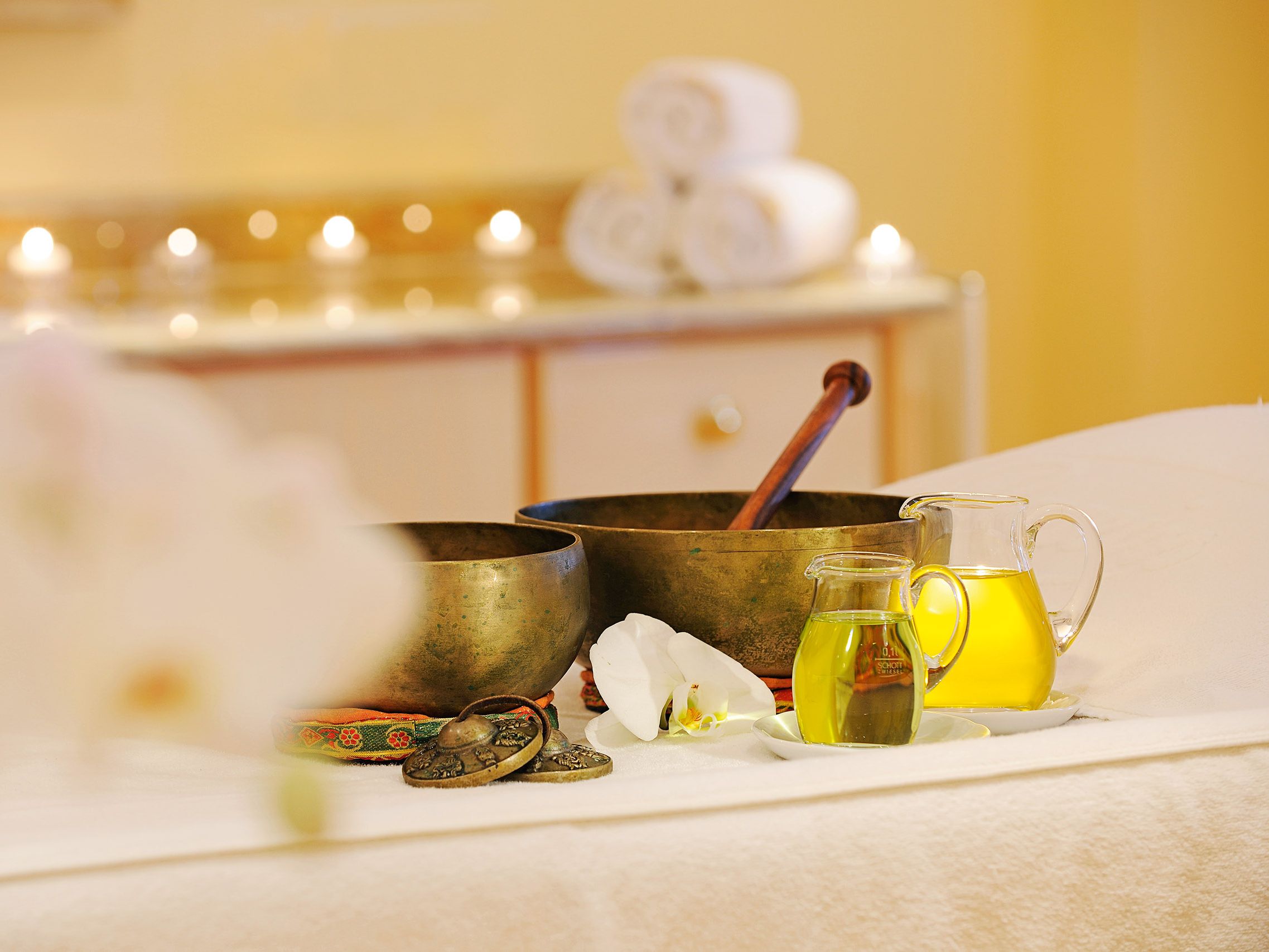 Detailaufnahme von Massagezubehör und Massageölen