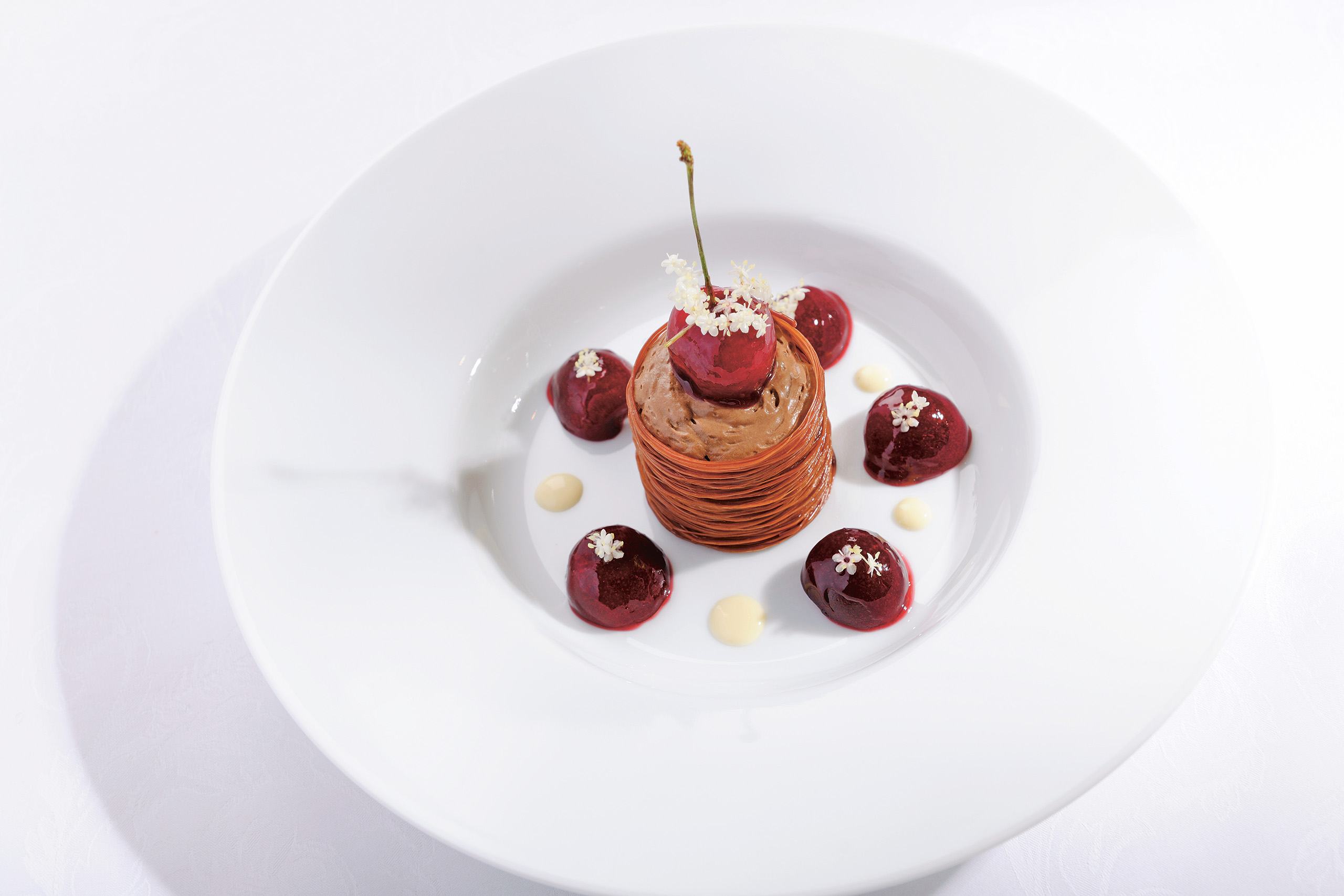 Detailaufnahme eines Desserts mit Kirschen