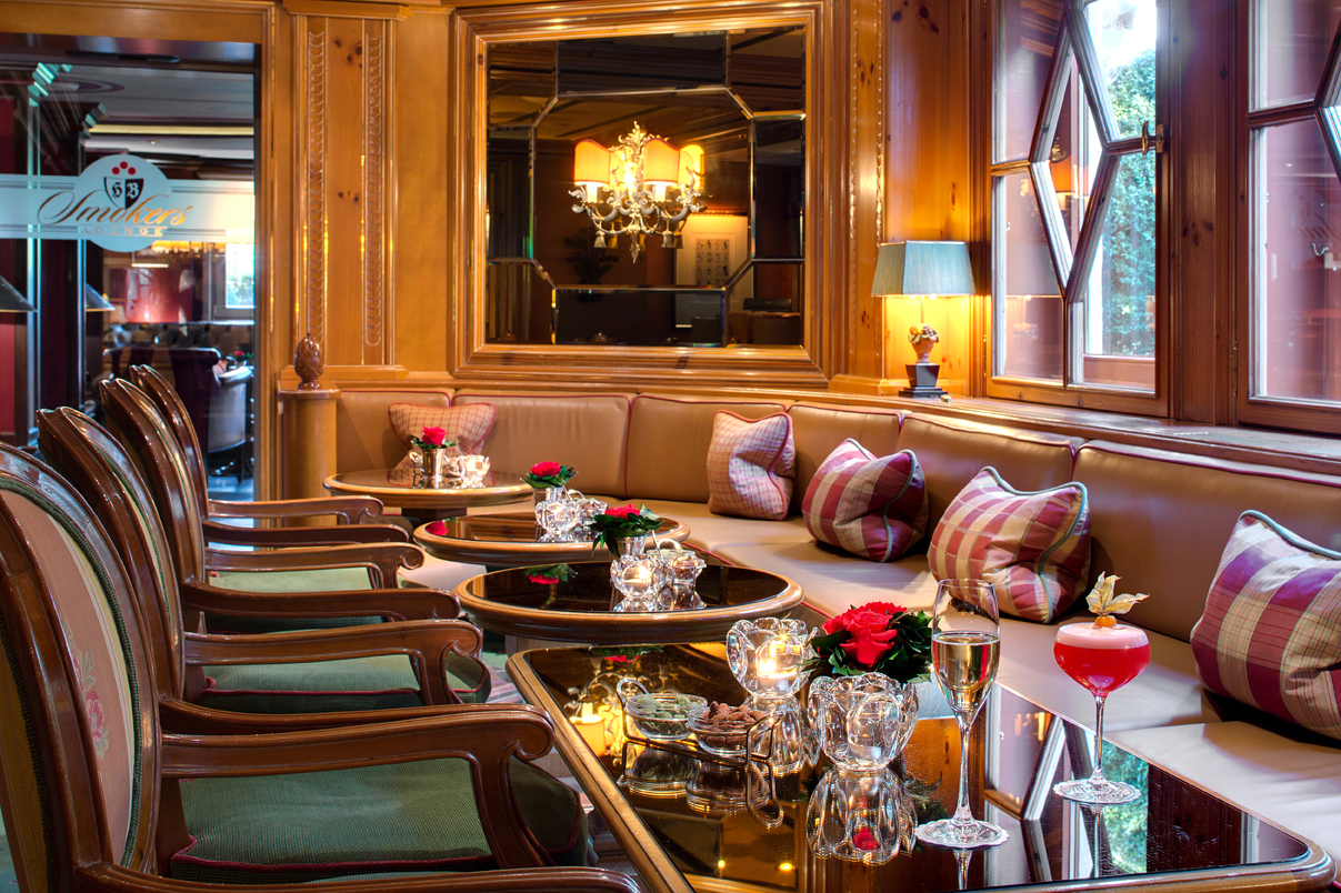 Einblick in den gemütlichen Sitzbereich der Hotelbar des Luxushotels Baiersbronn