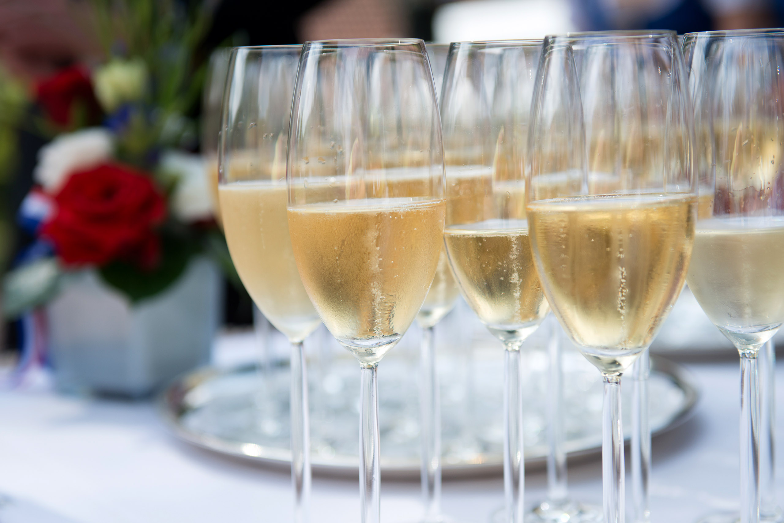 Detailaufnahme von mehreren gefüllten Champagnergläsern