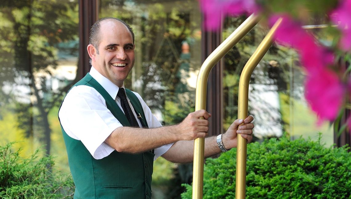 Ein Angestellter im Hotel Bareiss schiebt einen Gepäckwagen