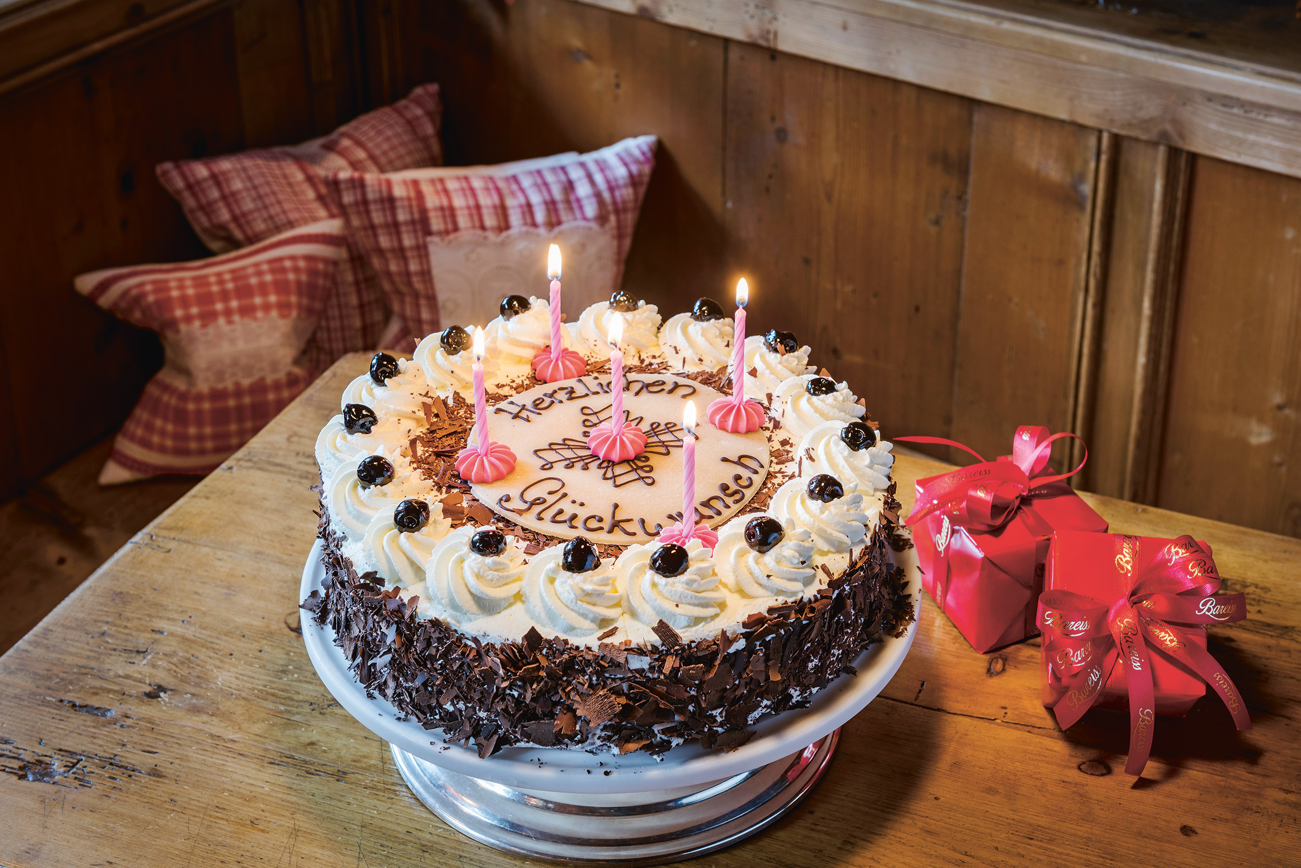 Detailaufnahme einer Geburstagstorte mit Kerzen