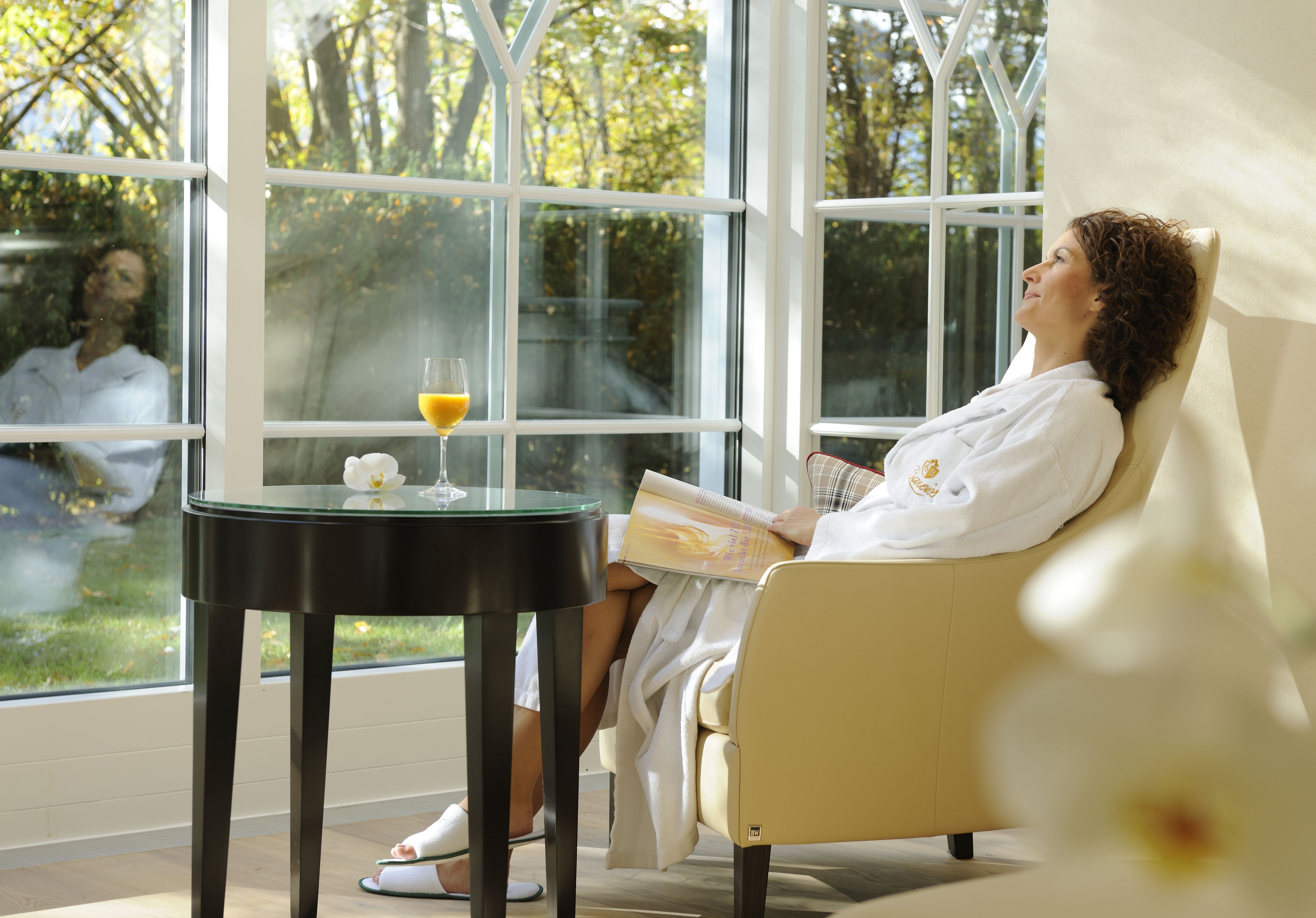 Frau entspannt im Wellnessbereich