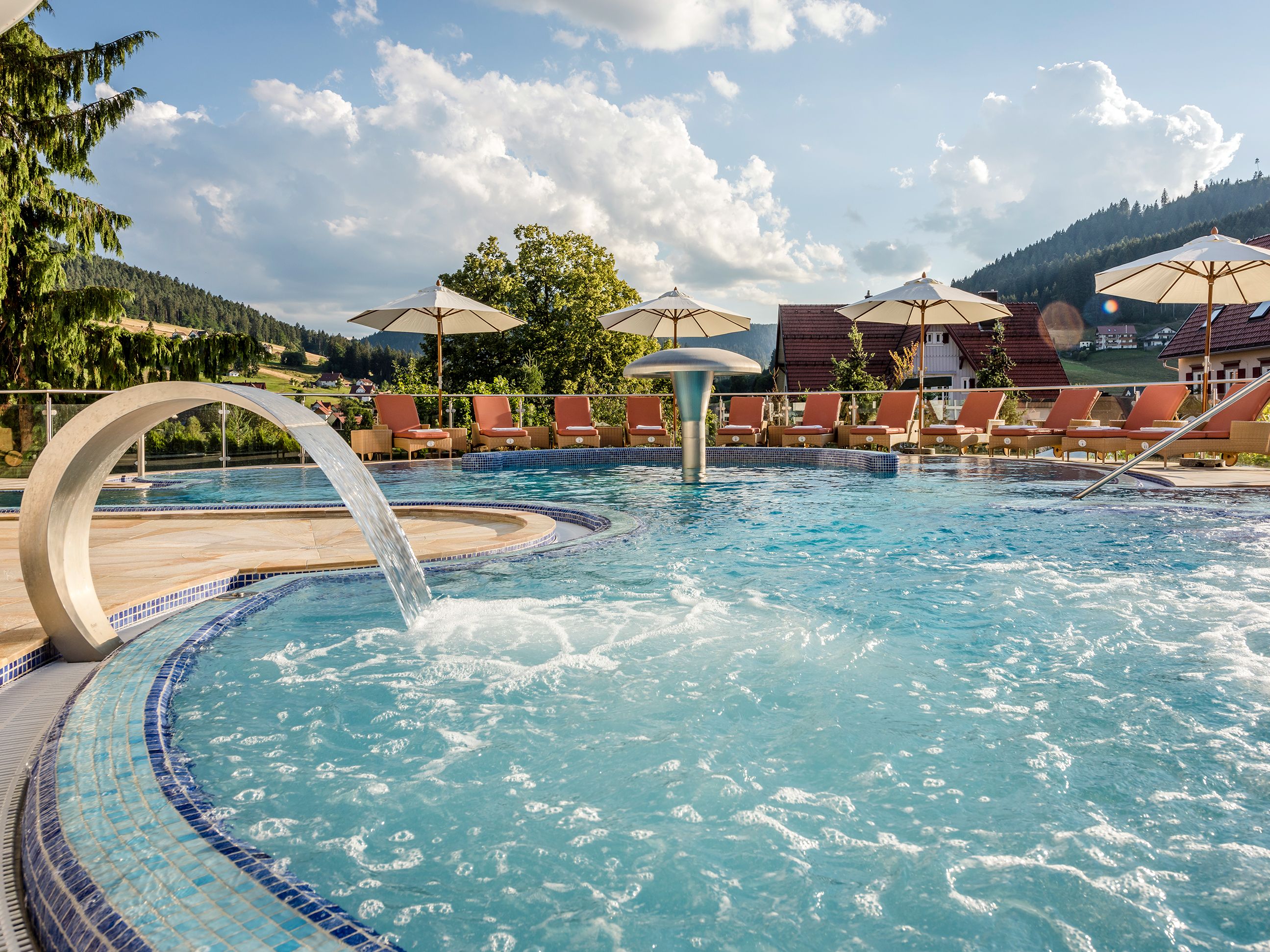 Aufnahme des Meerwasser-Außenbeckens im Luxushotel Schwarzwald