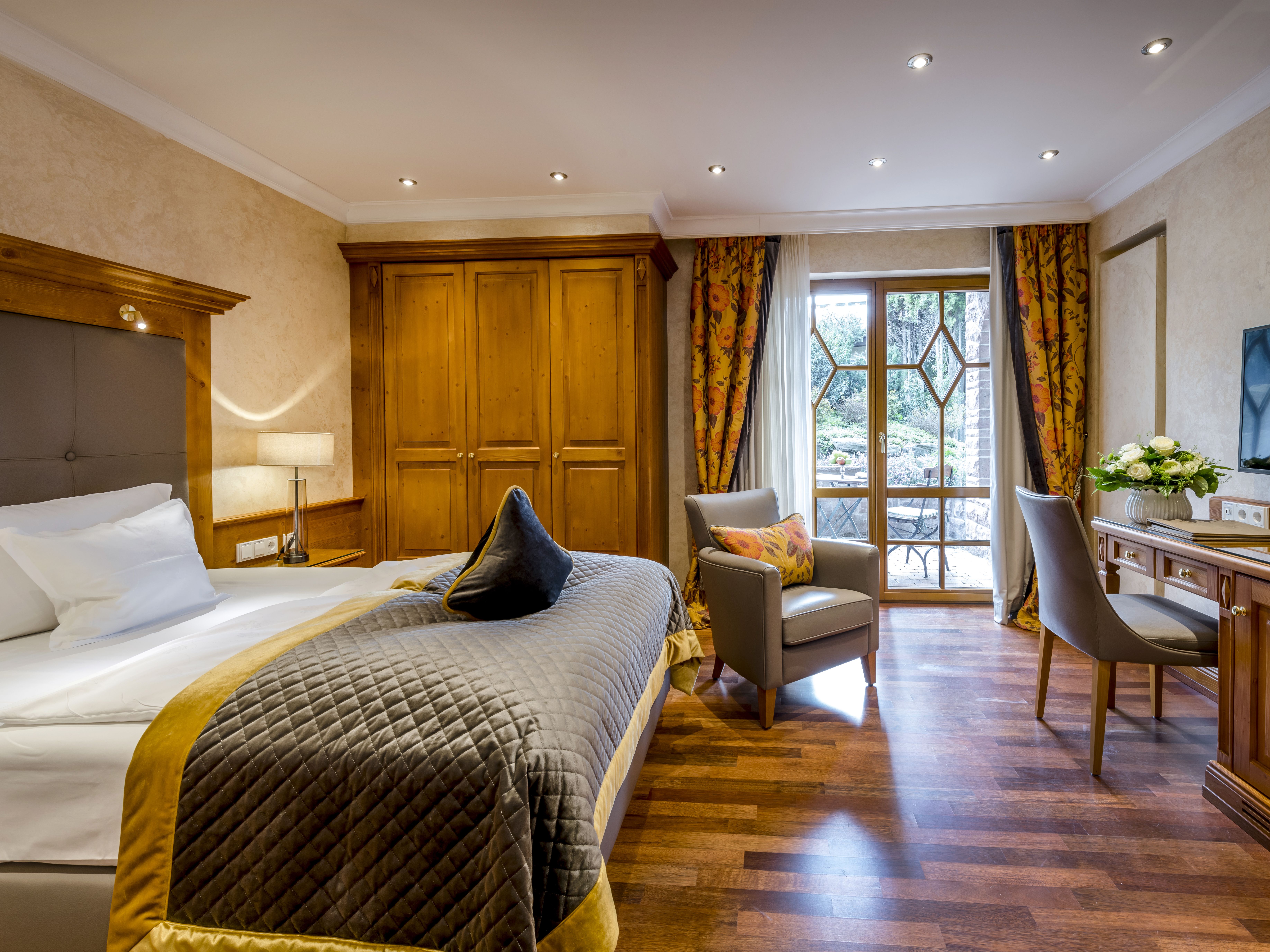 Einblick in einen Wohnbereich eines Zimmers im Luxushotel Schwarzwald