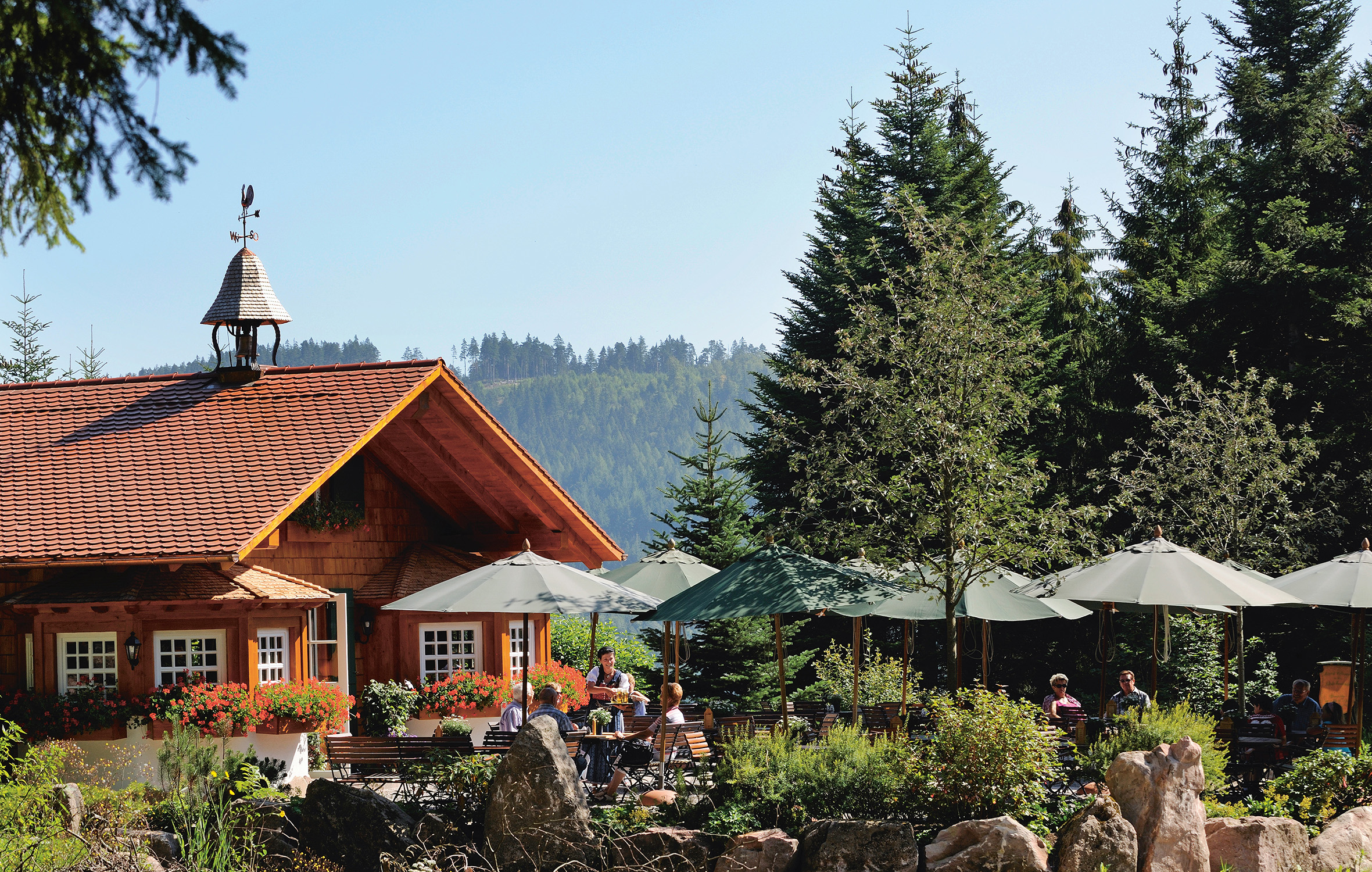 Außenansicht der Wanderhütte Sattelei des Luxushotels Schwarzwald